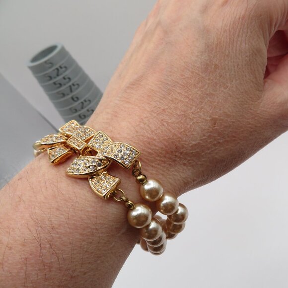 Kenneth Jay Lane Faux Pearl Bracelet Gold Tone Rhinestone Clasp - Picture 4 of 9